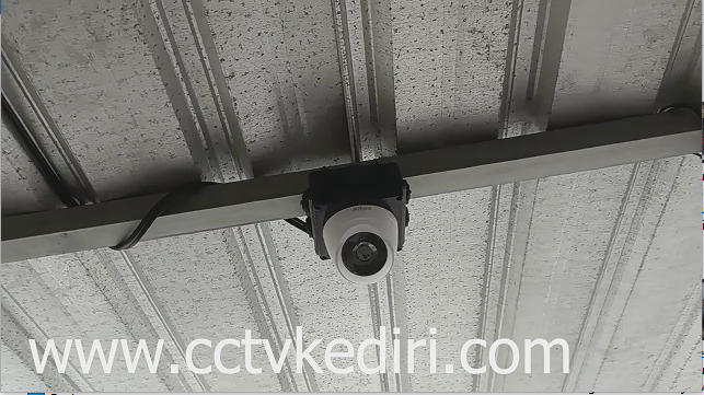 <p><strong>Apa Itu CCTV? </strong>CCTV adalah sistem pengawasan yang menggunakan kamera untuk merekam dan memantau aktivitas di area tertentu. Berbeda dengan kamera biasa, CCTV mengirimkan sinyal ke monitor atau recorder, bukan untuk disiarkan secara umum. Sistem ini sangat efektif untuk memantau aktivitas di area yang luas atau rawan kejahatan.</p>